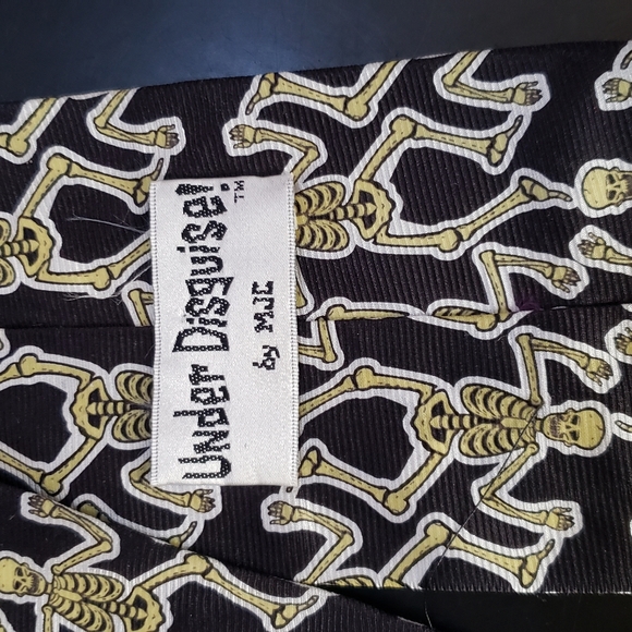 Fun skeleton necktie - Picture 2 of 4